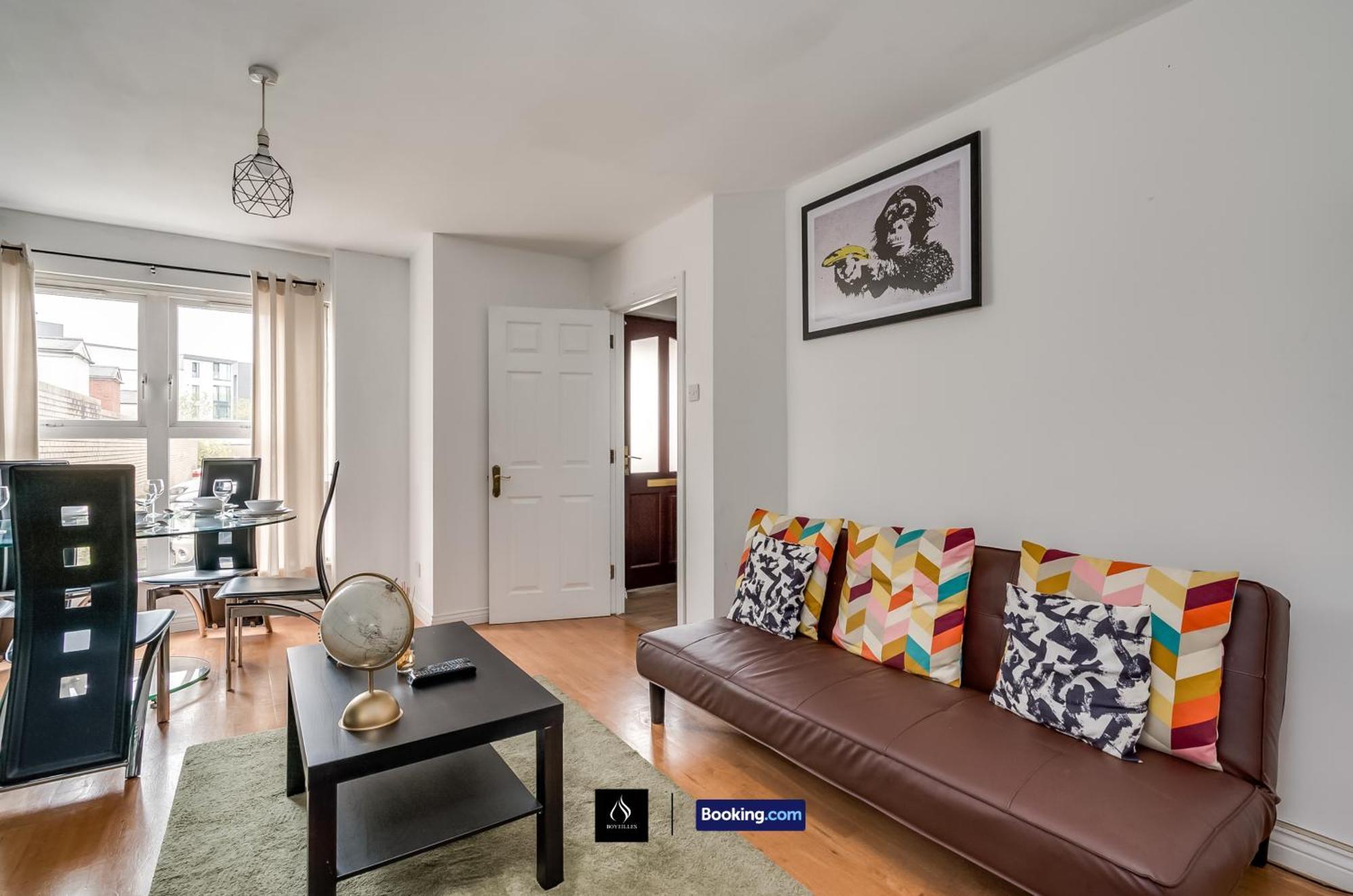 2 Bed House By Boyeilles Apartments Short Lets & Serviced Accommodation Belfast With Balcony & Free Parking Exterior foto