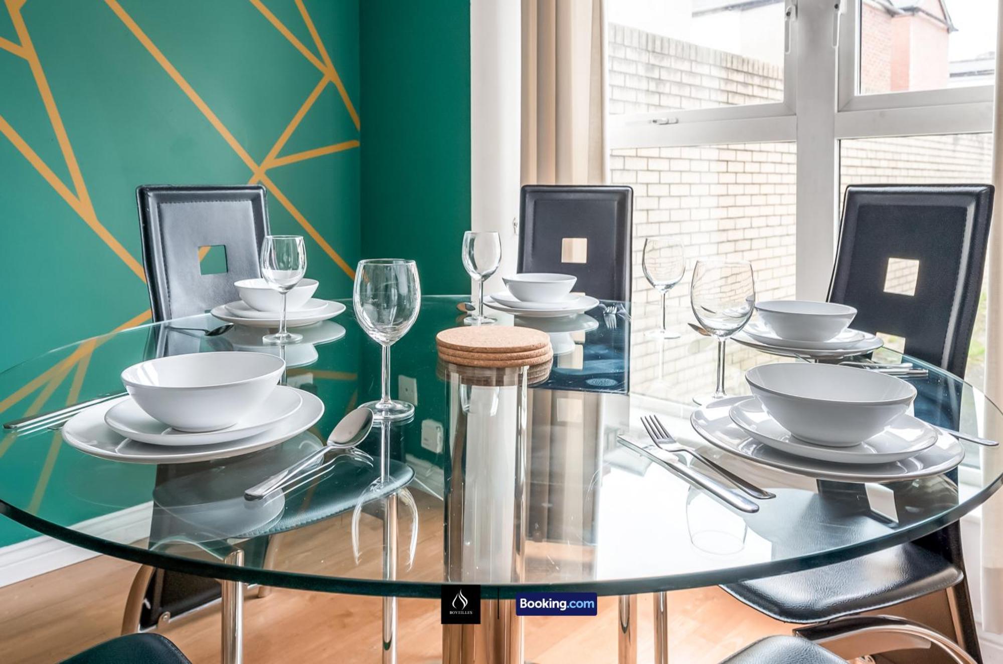 2 Bed House By Boyeilles Apartments Short Lets & Serviced Accommodation Belfast With Balcony & Free Parking Exterior foto