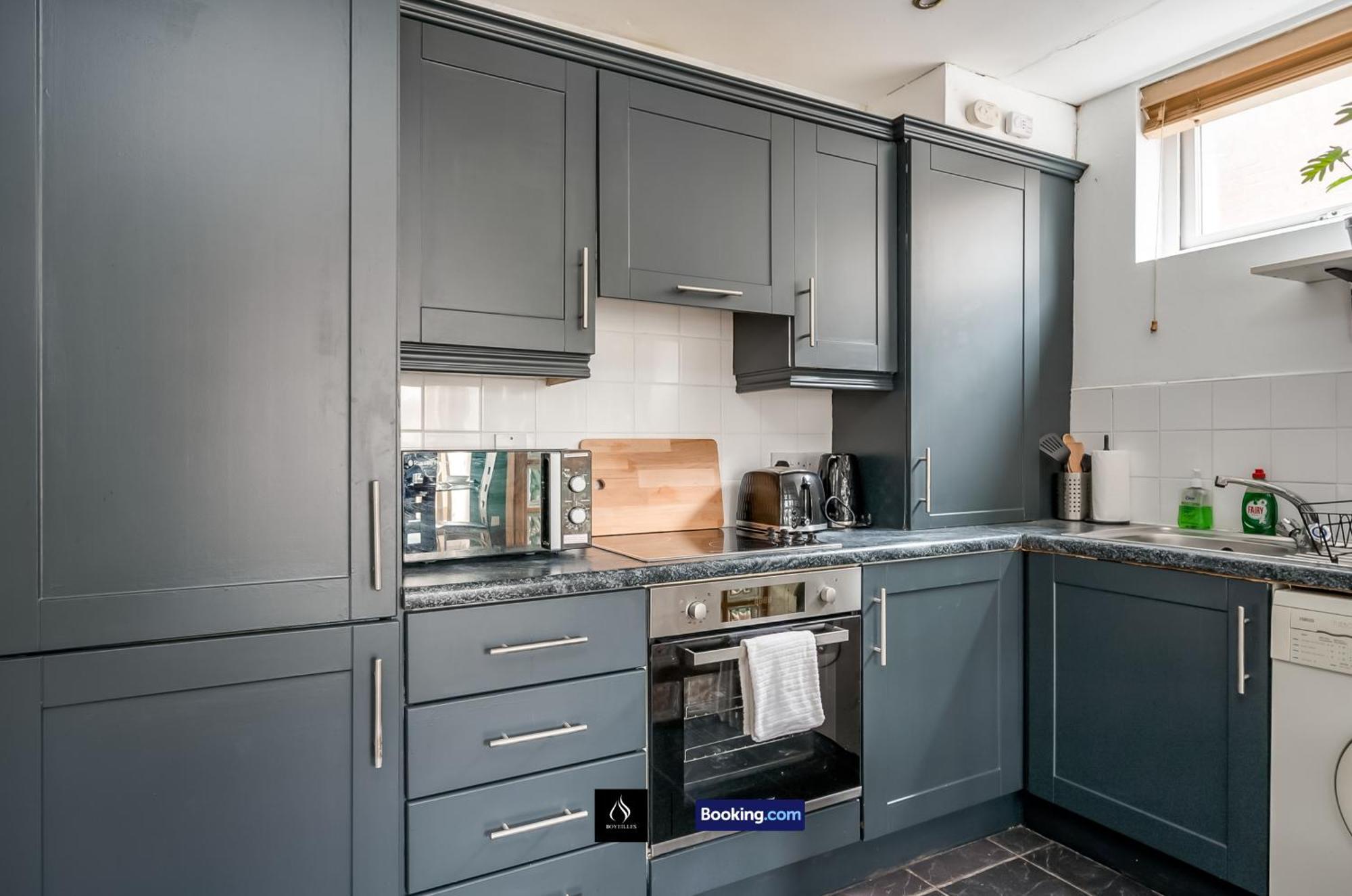 2 Bed House By Boyeilles Apartments Short Lets & Serviced Accommodation Belfast With Balcony & Free Parking Exterior foto