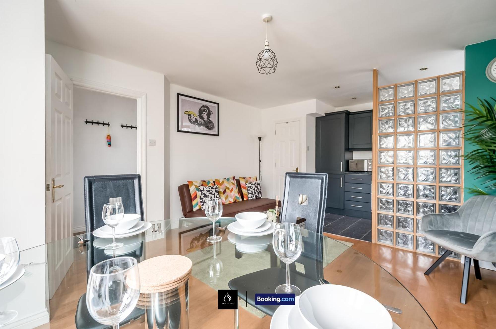 2 Bed House By Boyeilles Apartments Short Lets & Serviced Accommodation Belfast With Balcony & Free Parking Exterior foto