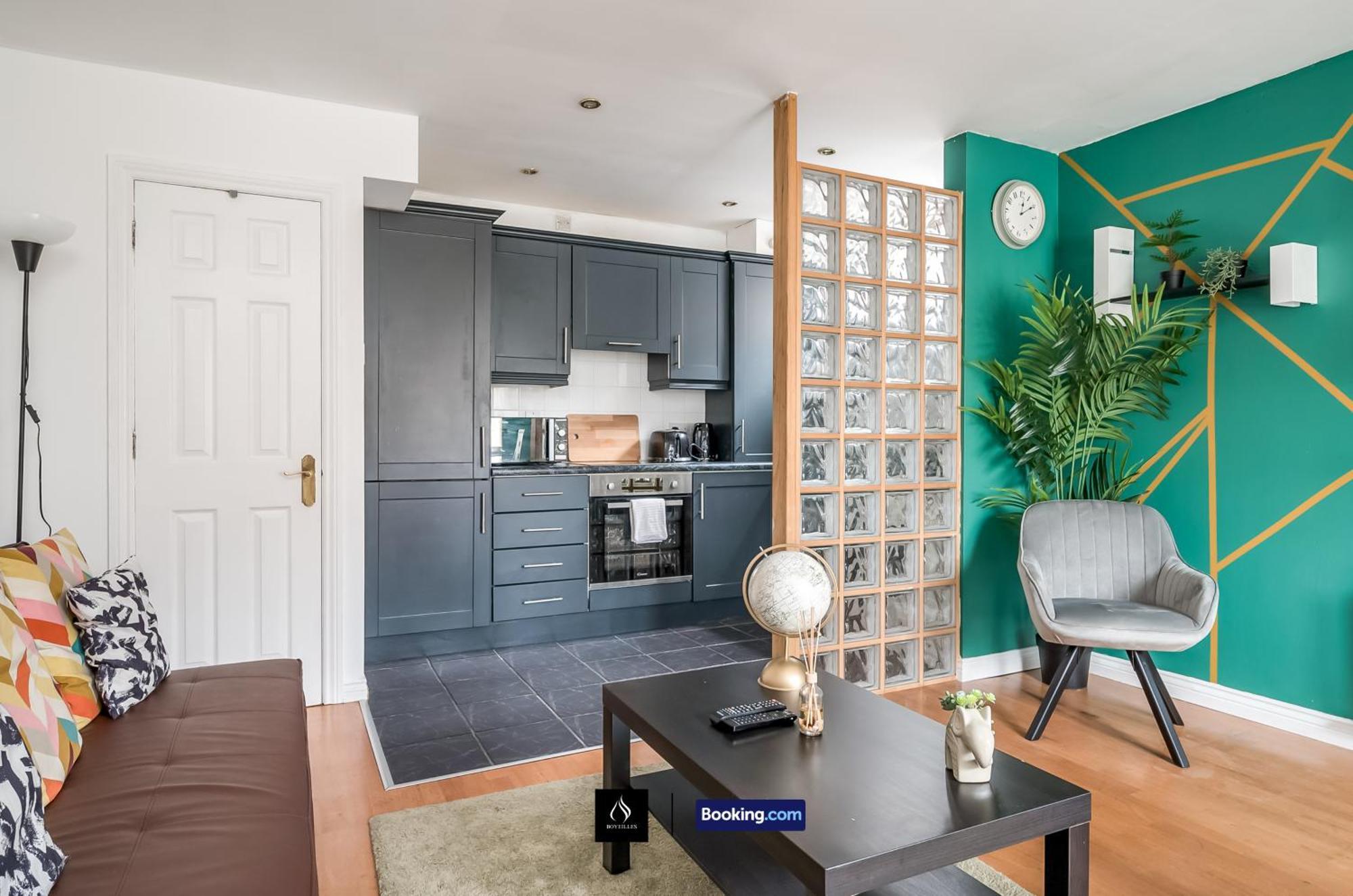 2 Bed House By Boyeilles Apartments Short Lets & Serviced Accommodation Belfast With Balcony & Free Parking Exterior foto
