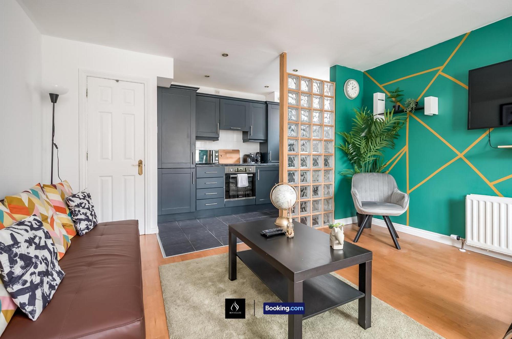 2 Bed House By Boyeilles Apartments Short Lets & Serviced Accommodation Belfast With Balcony & Free Parking Exterior foto
