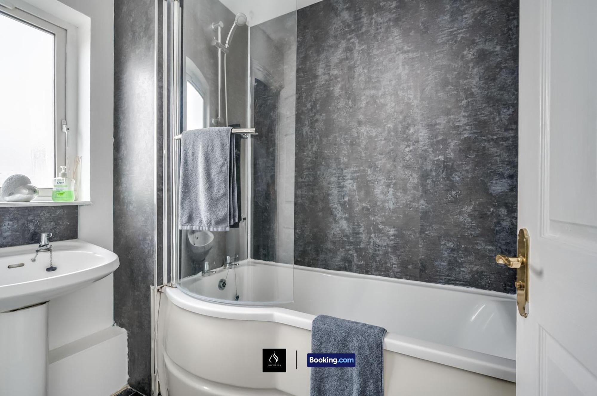 2 Bed House By Boyeilles Apartments Short Lets & Serviced Accommodation Belfast With Balcony & Free Parking Exterior foto