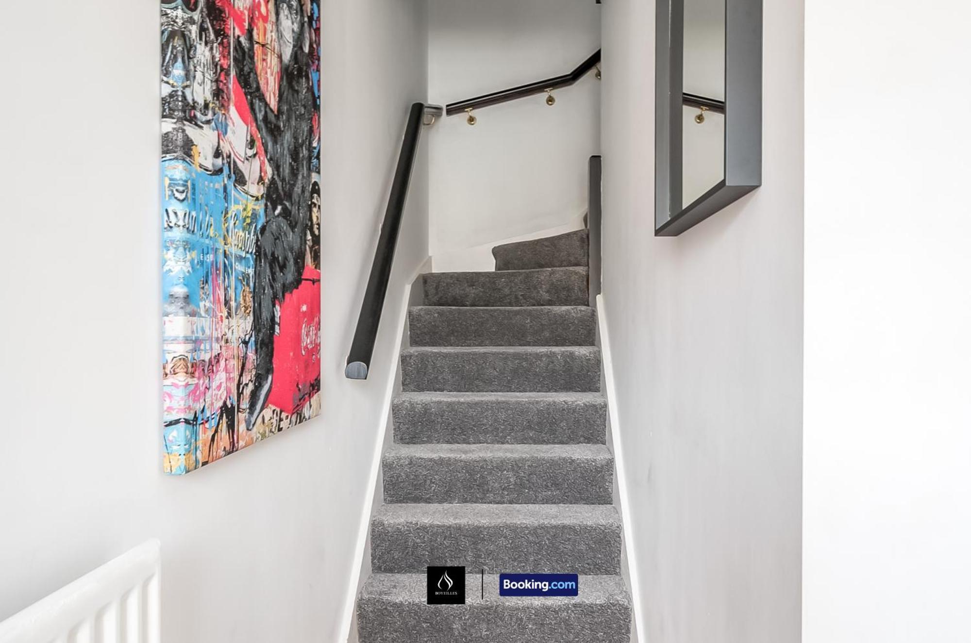 2 Bed House By Boyeilles Apartments Short Lets & Serviced Accommodation Belfast With Balcony & Free Parking Exterior foto