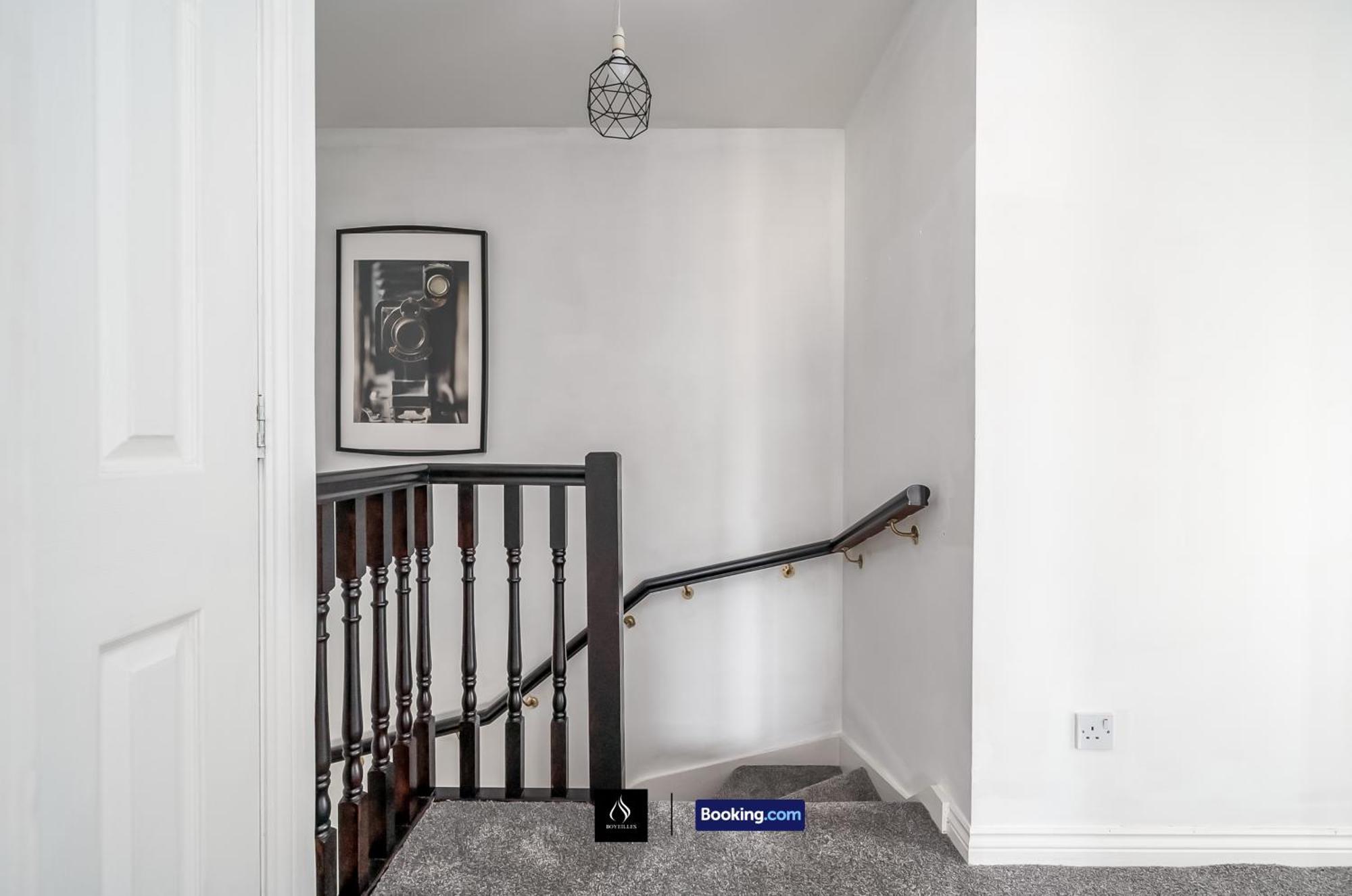 2 Bed House By Boyeilles Apartments Short Lets & Serviced Accommodation Belfast With Balcony & Free Parking Exterior foto